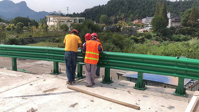 白沙高速公路护栏板的维护确保道路安全的关键环节